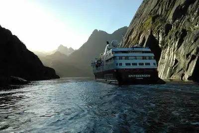 Croisière sur le MS Spitsbergen : Fjords et Lumières du Nord : Lyngseidet, 

Lyngen

 Lysebotn, Svolvær, Trollfjorden (Fjord du Troll) 