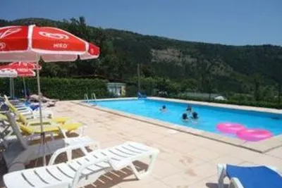 Camping Les Chenes (Vesseaux à 8 km)