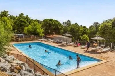 Camping Le Bois De Pins (Salses-le-Château à 7 km)