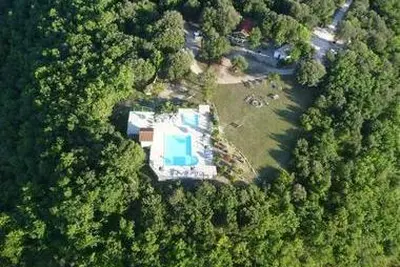 Camping Domaine Naturiste Les Manoques (Valeilles à 13 km)