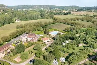 Camping Le Capeyrou (Beynac-et-Cazenac à 4 km)