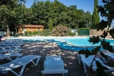 Camping Le Bois Des Ecureuils (Domazan à 7 km)