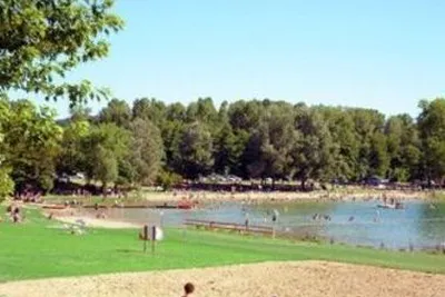 Camping Lac De Champos (Saint-Donat-sur-l'Herbasse à 7 km)