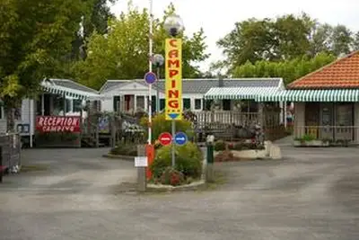 Camping Le Plein Air Neuvicois à Neuvic sur l'Isle