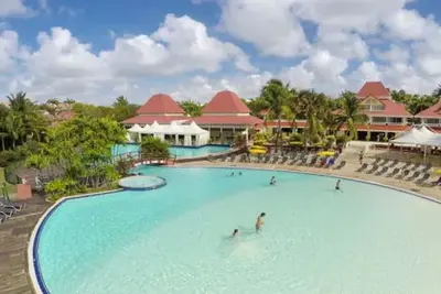 Hôtel Pierre & Vacances - Village Sainte Anne 3* - Avec location de voiture