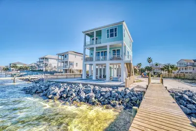 Image de Fall Special! Gorgeous Waterfront Home w/ Private Pool & Pier!