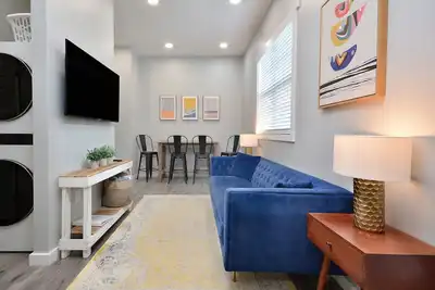 Image de Closest Vrbo to Campus, Walk to Everything, Bright 2 bd bELONg Home!