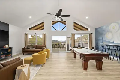 Image de Luxury Cabin + Pool Table + Outdoor Movie Theater
