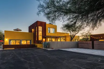 Image de Modern Desert Escape: Luxe Pool, Kids’ Play Zone!