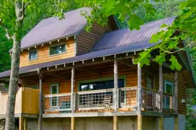 Image de Adelaide's Den (2-Bedroom Cabin) with Mountain view - Pets Allowed by RedAwning