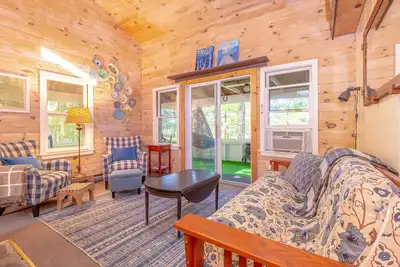Image de Charming Camp with an upstairs loft and wrap around deck. Near the Lake!