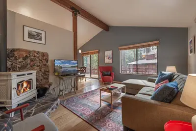 Image de Central & Cozy Pet-Friendly Cabin w Fenced In Yard