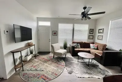 Image de 12 miles to Disneyland Steps to Sports Park Central location to Beaches & City