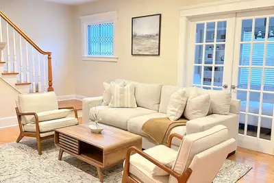 Image de 7Mins to Yale I Entire House I Large fenced yard I King bed I 3br I Group Gather