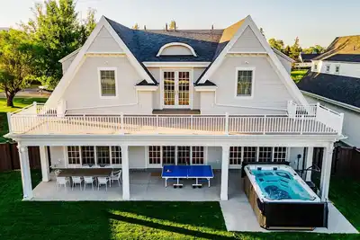 Image de Holiday Lake House - Sleeps up to 32 w/ swim spa