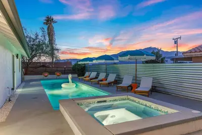 Image de Rather Be Designer Casa: Pool+Spa Mural, Game Room