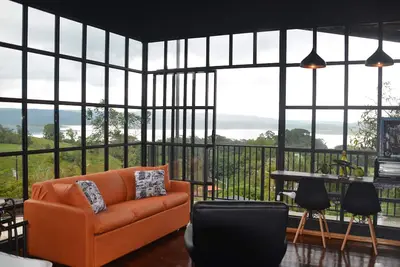 Image de Sitting on stilts, Stuido Wow has spectacular volcano, lake & rain forest views!