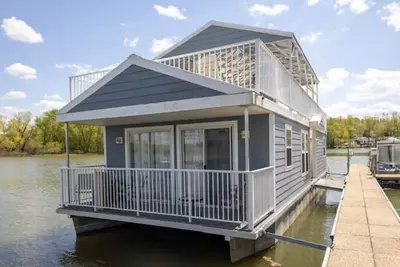 3br Floating Cabin - Dog Friendly