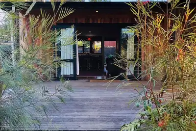Image de Experience a 70s era Australian beach cottage getaway