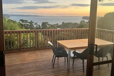 Image de La Cachette is a charming Kiwi bach in native bush with stunning harbour views.