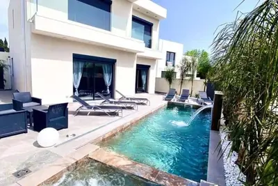 Villa Carmansol neuve avec piscine chauffée, jacuzzi et wifi