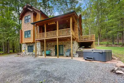 Image de Spacious, private cabin with private hot tub, game tables, fireplace, large deck