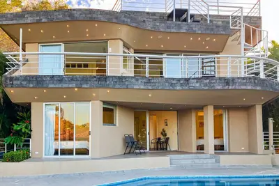 Image de Modern villa with amazing views of ocean, infinity pool & beautiful garden