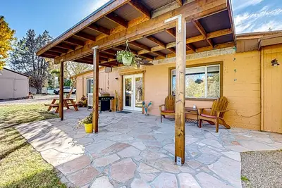 Image de Secluded dog-friendly home with patio, grill, streaming, washer/dryer, & Ac