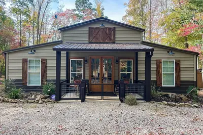 Image de Rustic lakeside home with private dock, firepit, grill, smoker, and mtn views