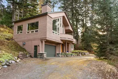 Image de Private mountain-view cabin with hot tub, deck, fireplace, & W/D - near skiing
