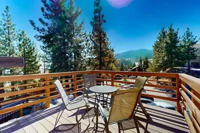 Image de Dog-friendly nature escape with generous balcony, fireplace, & views, sleeps 6