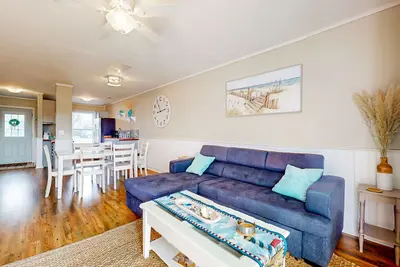 Image de 2-story condo near the beach/bars/dining with private patio, Ac, & W/D