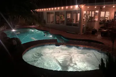 Image de Sleeps 6 - 3 Bedroom - King - Queen - 2 Twins - Jacuzzi - Full Kitchen - Laundry
