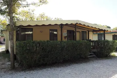 Casa Rossa Vi - Comfortabel Chalet met Airco & Veranda Dichtbij Zee!