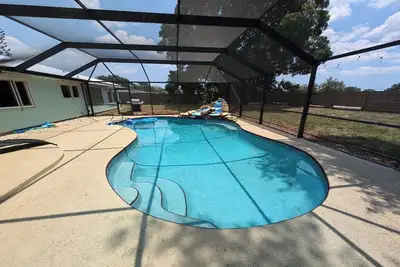 Image de Large 4bd 2bth pool home with waterfall feature and private back yard!