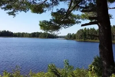 Image de 900 sq\/ft off-grid cabin nestled on Upper Cranberry Lake. Pet Friendly!