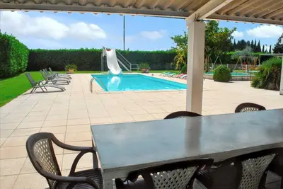 Homerez - Villa spacieuse et élégante à Meynes avec piscine privée
