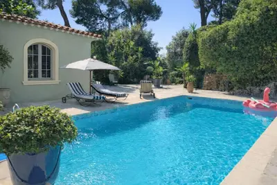 Image de Maison authentique avec piscine dans le centre de Cannes comme en pleine nature.
