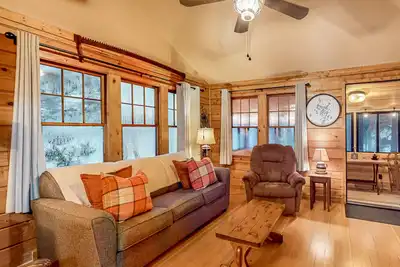 Image de Lakeside cabin with a firepit, sunroom, & seasonal dock