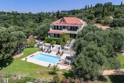 Image de Stunning countryside escape with a private pool and event-friendly spaces.