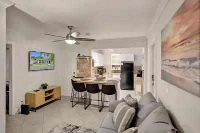 Image de Steps to Pompano Beach One Bedroom Apt Kitchen