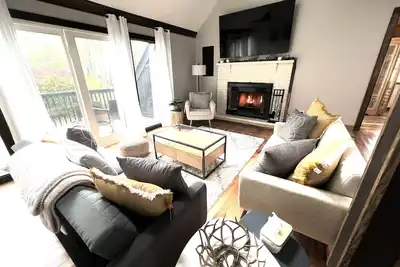 Image de Coach Cabin- Poconos Retreat l Cozy l Fireplace l  Sauna l Firepit l Gazebo Bbq