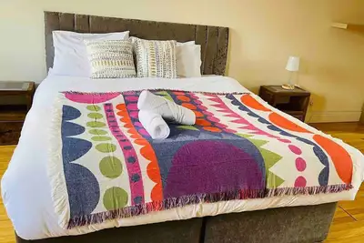 Image de Super king bed. fast wifi, office, private garden. Off road parking, quiet area\n