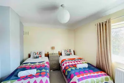 Image de King size bed Fast Wi Fi, Garden space, parking, \n