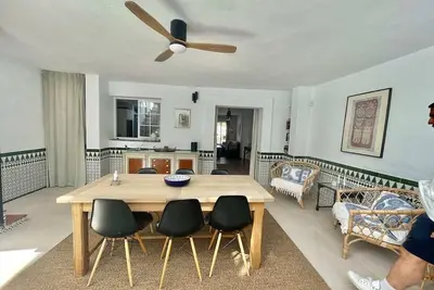 Image de Stylish Beachside House just steps from the sea!