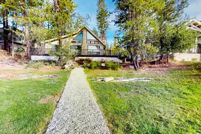 Image de Dog-friendly lakefront cabin with fireplace, lake views, deck, woodstove, & W/D
