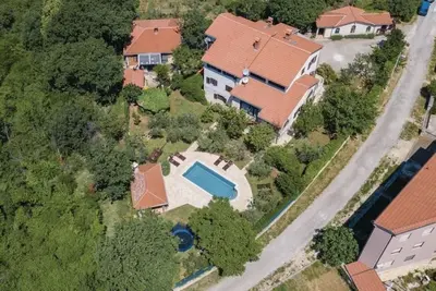 Ferienwohnung in Ruhiger Lage von Linžjan mit Pool im Idyllischen Olivengarten