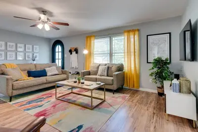 Image de Seinfeld-Inspired 3br, 2ba Gem by Stockyards & Fun\n