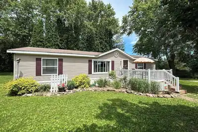 Image de Country retreat on a family dairy goat farm.