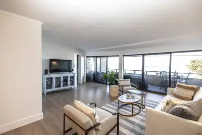 Image de Stunning Beachfront Condo: Whale Watching & Cruise Ship Views